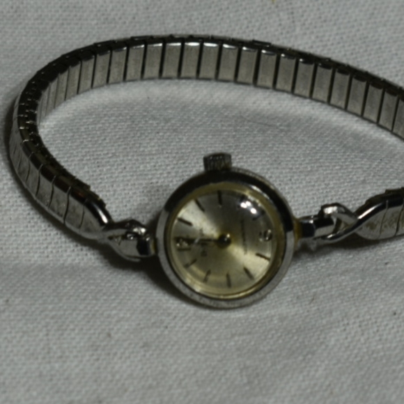 Vintage 1940's Bulova Mechanical Watch with Speidel Band - Picture 3 of 4